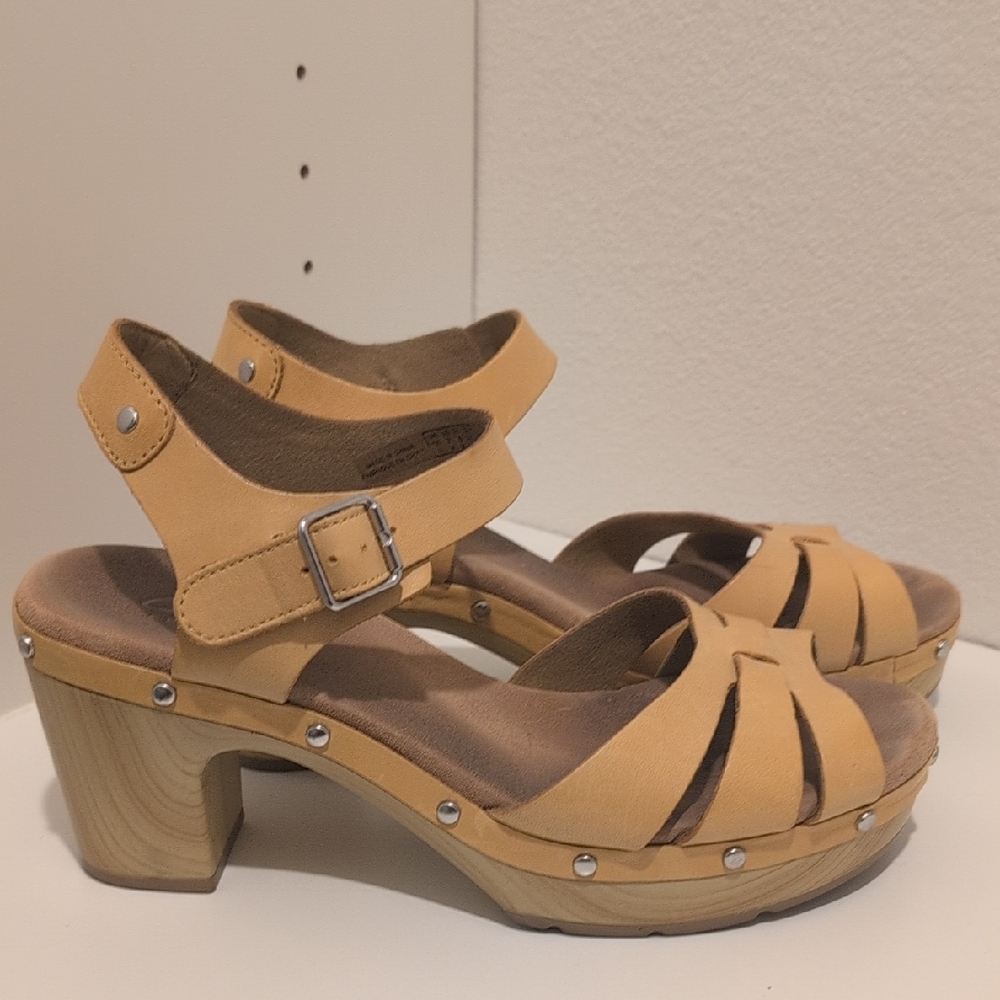 Tan Women's Sandals with Wooden Heel